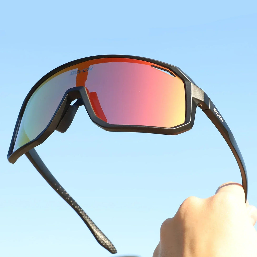 Sportsonnenbrille mit rotem Spiegelglas, schwarzem Rahmen, UV-Schutz, Outdoor-Aktivitäten.