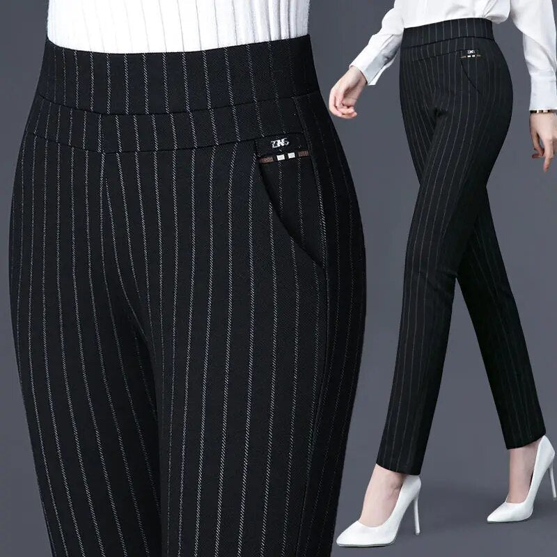 Schwarze Damenhose mit Nadelstreifen, elegant, hoher Bund, Business-Look, modisch.