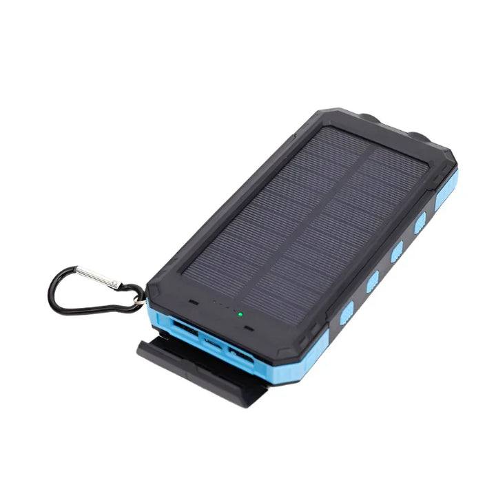 Solarbetriebene Powerbank, schwarz-blau, mit Karabinerhaken, tragbares Ladegerät für unterwegs.