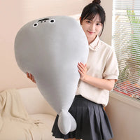 Frau hält graues Sacabambaspis Plüschtier, großes Kuscheltier, Wohnzimmer, Geschenkidee.