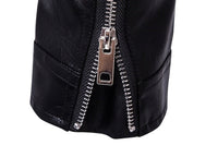 Schwarze Lederjacke mit silbernem Reißverschluss, modisch, hochwertig, stilvoll.