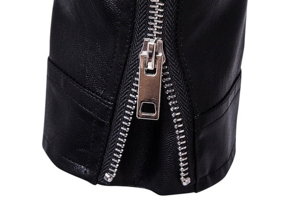 Schwarze Lederjacke mit silbernem Reißverschluss, modisch, hochwertig, stilvoll.