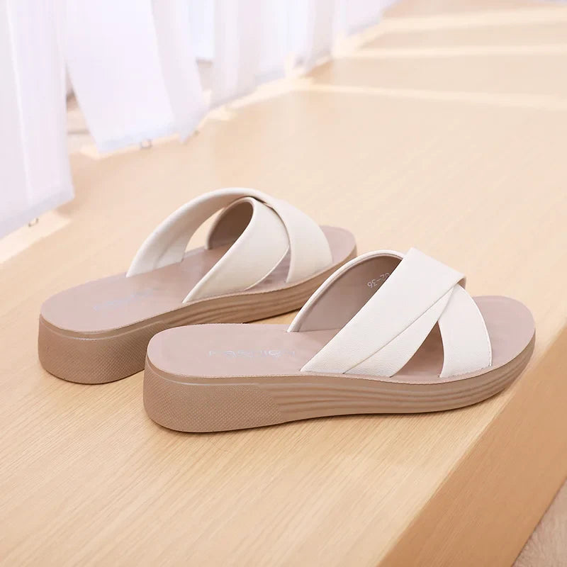 Damen Wedge-Slipper aus Lederimitat mit offener Zehenpartie – Cassy