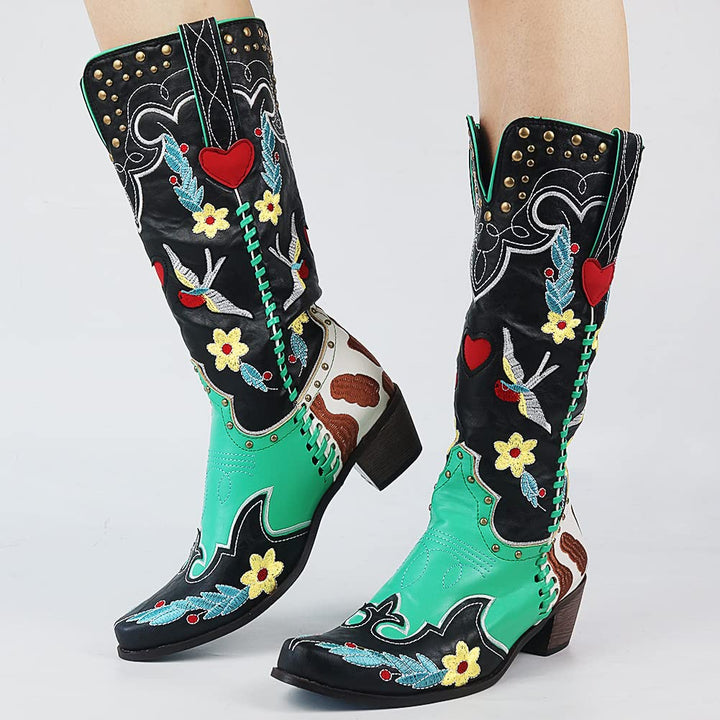 Schwarze und grüne Cowboystiefel mit Blumen- und Herzstickerei, Damenmode, Westernstil.