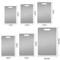 Fünf Schneidebretter aus Titan, rostfrei, mit Griff, verschiedene Größen, rechteckig.