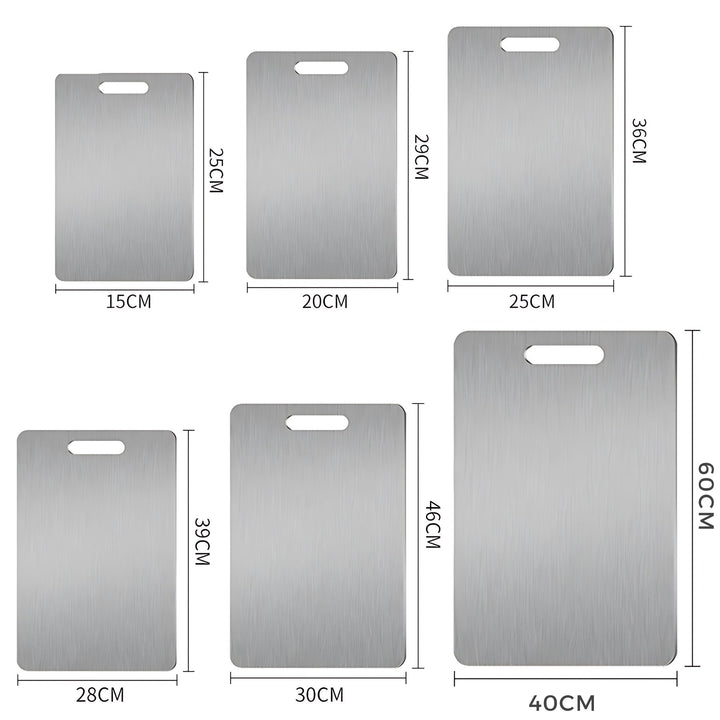 Fünf Schneidebretter aus Titan, rostfrei, mit Griff, verschiedene Größen, rechteckig.
