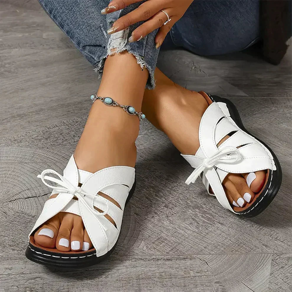 Orthopädische Wedgesandalen mit gewölbtem Knopf – Mirella