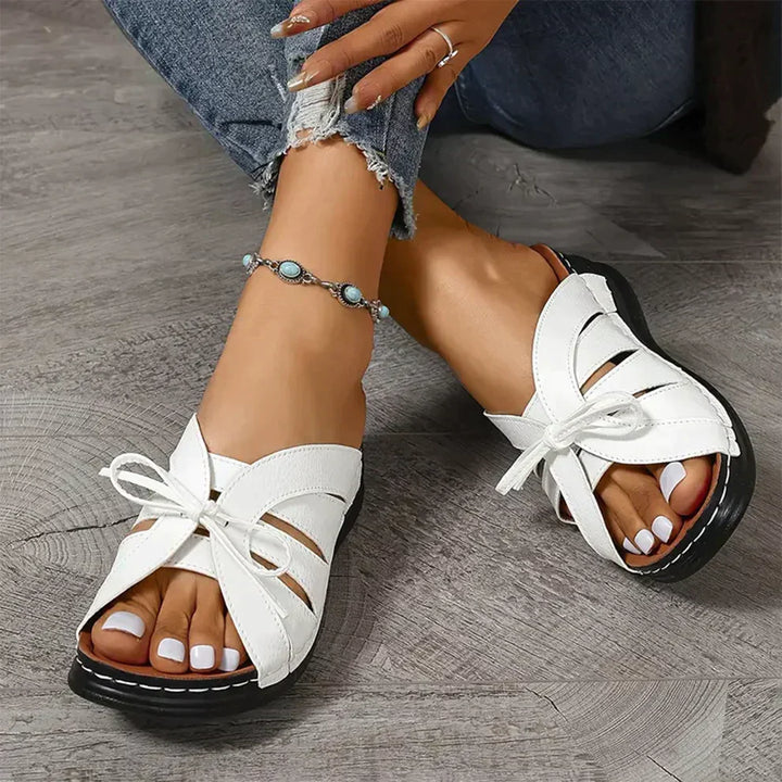 Orthopädische Wedgesandalen mit gewölbtem Knopf – Mirella