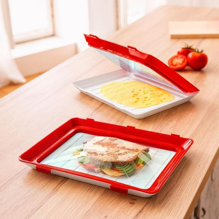 Roter Sandwich-Maker mit Käse und Tomaten auf Holztisch, ideal für frische Snacks.