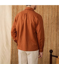 Herbstliches Herrenhemd aus Leinen mit Kubakragen und Langarm – Mateo