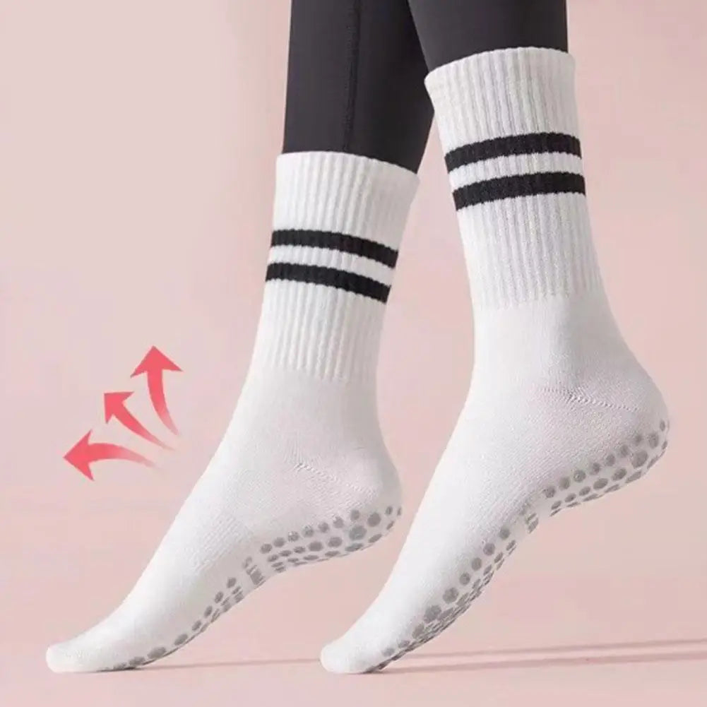 Weiße rutschfeste Socken mit schwarzen Streifen, ideal für Yoga oder Fitness.