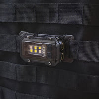 Schwarze taktische LED-Taschenlampe an Molle-Rucksack befestigt, Outdoor-Ausrüstung.