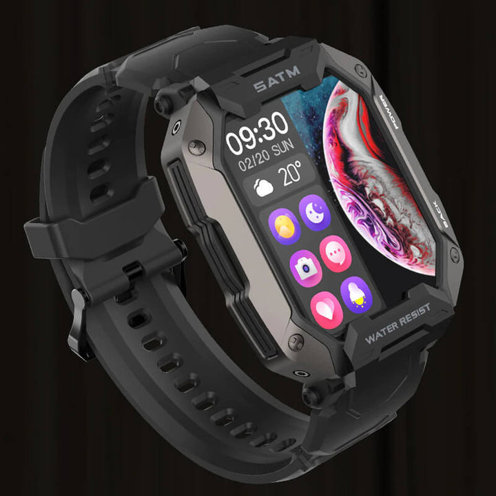 Schwarze wasserdichte Smartwatch mit robustem Design und farbigem Display, ideal für Outdoor-Aktivitäten.