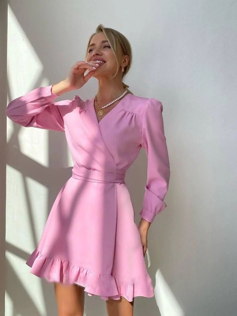 Frau in rosa Kleid mit Rüschen, lächelnd, Sonnenlicht, elegantes Outfit, Modefotografie.