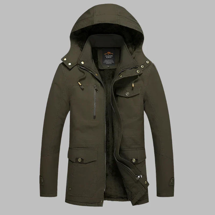 Dunkelgrüne Herren-Winterjacke mit Kapuze, Reißverschluss, Taschen, warm gefüttert.
