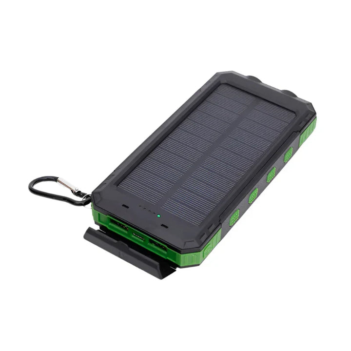 Solarbetriebene Powerbank, grün-schwarz, tragbar, USB-Anschlüsse, Outdoor-Ladegerät.