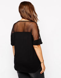 Frau in schwarzem T-Shirt mit transparentem Rücken, lässige Damenmode, Sommeroutfit.