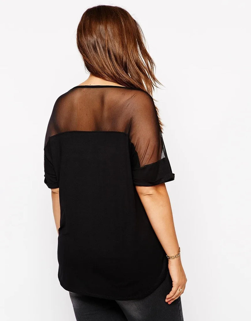 Frau in schwarzem T-Shirt mit transparentem Rücken, lässige Damenmode, Sommeroutfit.