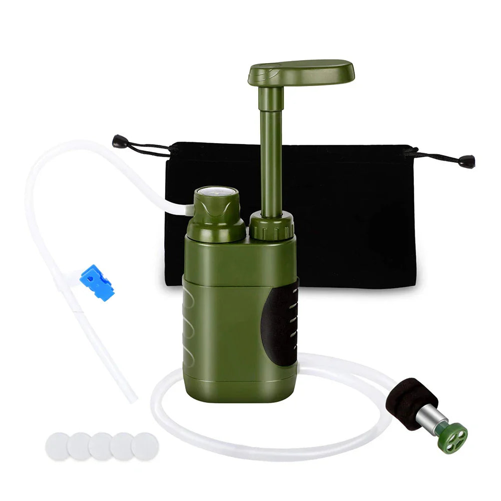 Tragbarer Wasserfilter, olivgrün, mit Pumpe und Zubehör, ideal für Outdoor-Abenteuer.