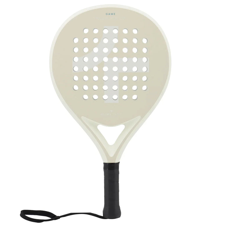 Beiger Padel-Schläger mit runder Form, perforierter Oberfläche und schwarzem Griff.
