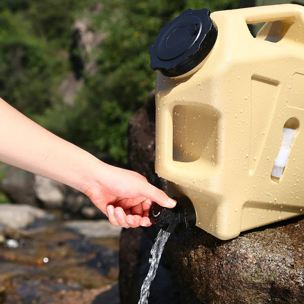 Beige Wasserkanister mit Hahn, Outdoor, Camping, tragbar, robust, Hand dreht Wasserhahn auf.