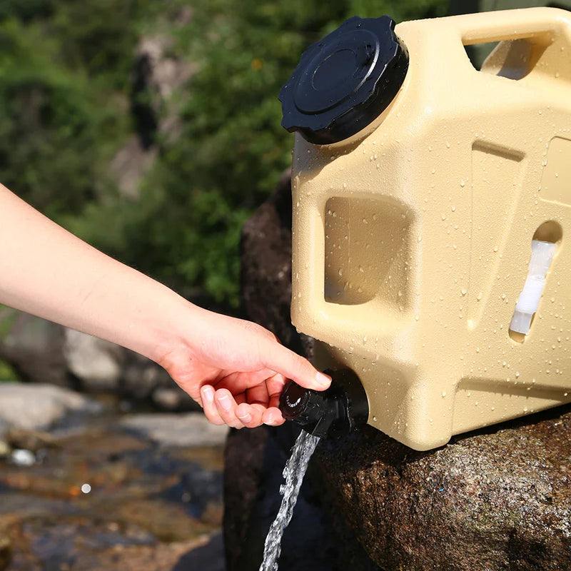 Beige Wasserkanister mit Hahn, Outdoor, Camping, tragbar, robust, Hand dreht Wasserhahn auf.