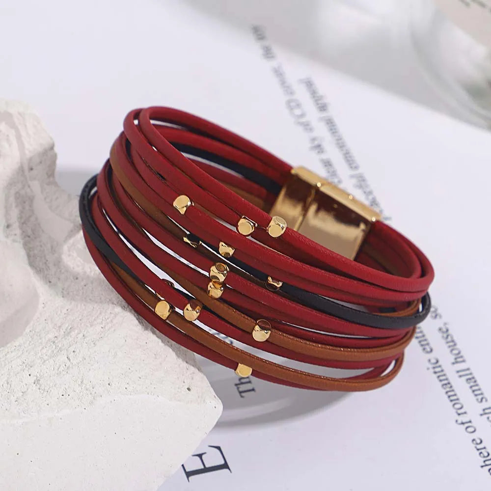 Rotes Lederarmband mit goldenen Nieten, mehrlagig, modisch, Damenaccessoire, elegant.