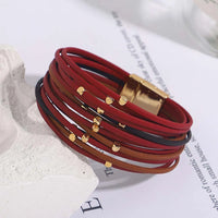 Rotes Lederarmband mit goldenen Nieten, mehrlagig, modisch, Damenaccessoire, elegant.