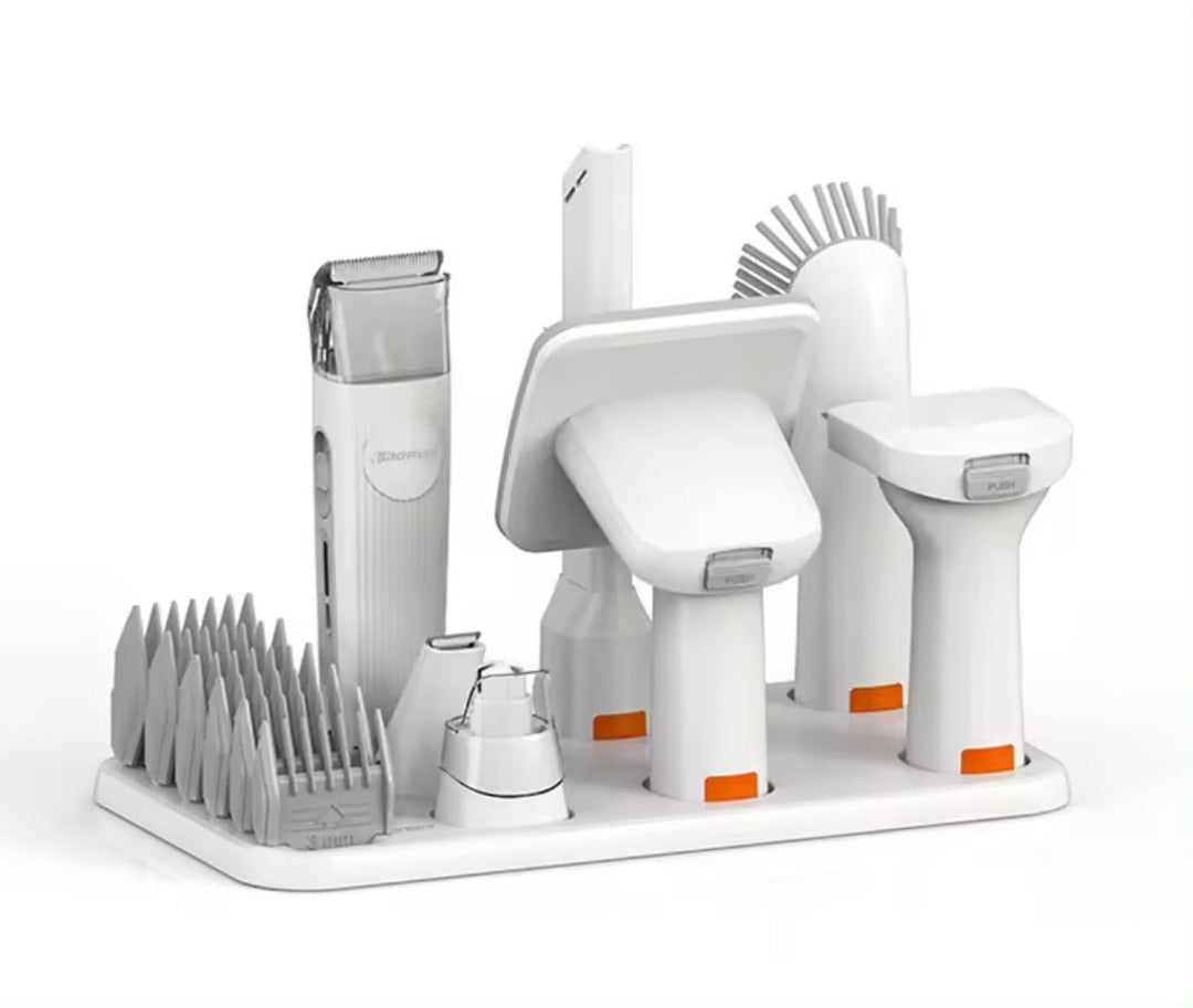 Weißes multifunktionales Haartrimmer-Set mit verschiedenen Aufsätzen auf einem Tablett.