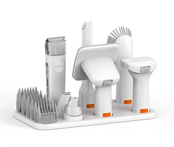 Weißes multifunktionales Haartrimmer-Set mit verschiedenen Aufsätzen auf einem Tablett.