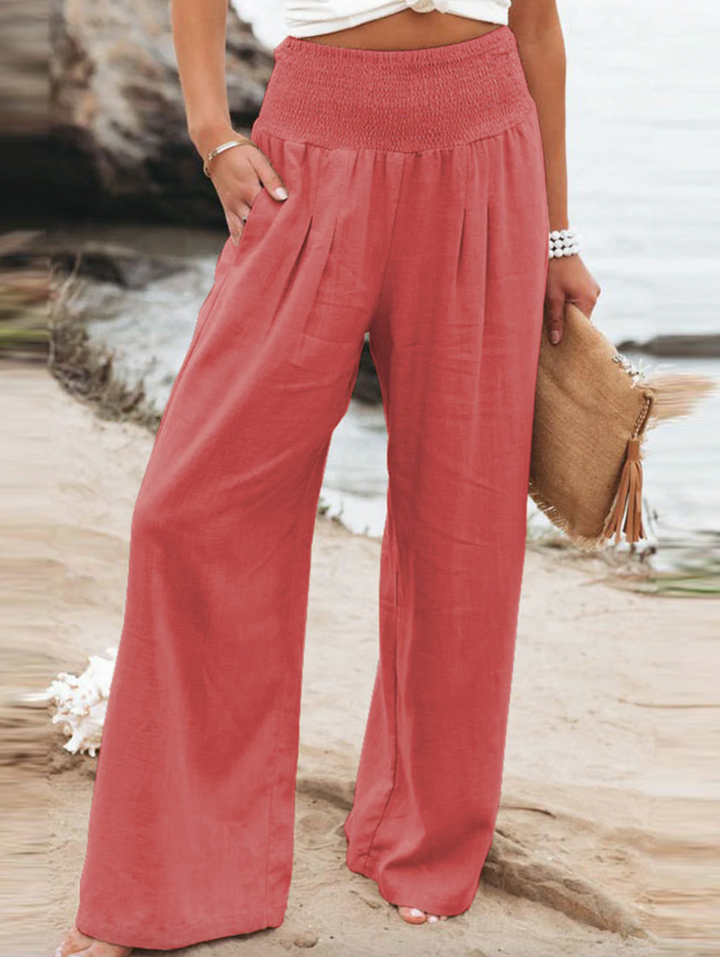 Frau in roten Leinenhosen am Strand, Sommermode, lässiger Stil, Damenbekleidung.