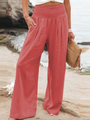 Frau in roten Leinenhosen am Strand, Sommermode, lässiger Stil, Damenbekleidung.