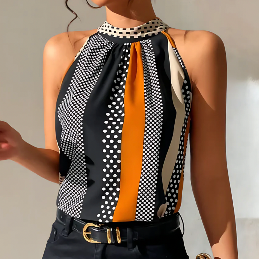 Frau in ärmelloser Bluse mit Streifen und Punkten, schwarz-orange, modisch, elegant.