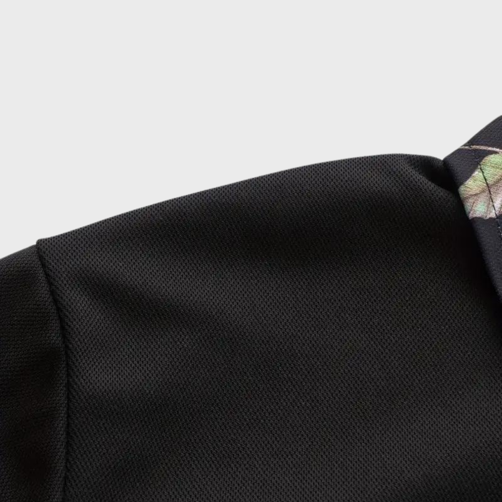 Schwarzes Polohemd aus Baumwolle, Nahaufnahme, Textur, Herrenmode, klassisches Design.