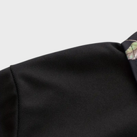 Schwarzes Polohemd aus Baumwolle, Nahaufnahme, Textur, Herrenmode, klassisches Design.