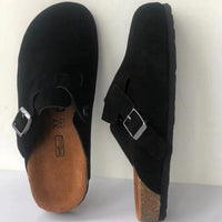 Schwarze Wildleder-Clogs mit Schnalle, ergonomische Korksohle, Damenmode, bequemes Schuhwerk.