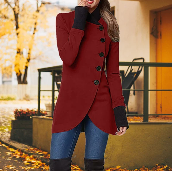 Frau in rotem Mantel, Herbstmode, elegante Damenjacke, Knopfleiste, Outdoor-Herbstszene.