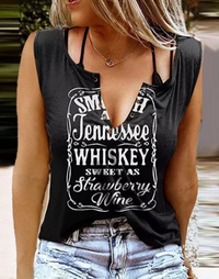 Frau trägt schwarzes Tanktop mit "Tennessee Whiskey" Aufdruck, lässiger Sommerlook.