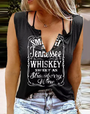 Frau trägt schwarzes Tanktop mit "Tennessee Whiskey" Aufdruck, lässiger Sommerlook.
