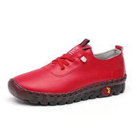 Roter Herren-Sneaker, Leder, rutschfeste Sohle, sportlich, bequem, modisch.