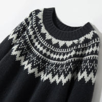 Schwarzer Norwegerpullover mit weißem Strickmuster, Wintermode, warme Kleidung.