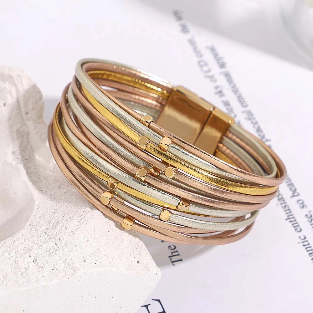 Mehrschichtiges Armband aus Leder in Gold, Silber und Roségold mit Magnetverschluss.