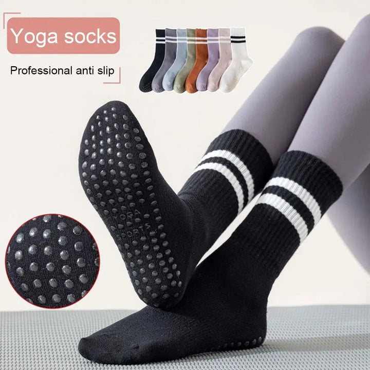 Schwarze rutschfeste Yoga-Socken mit weißen Streifen, ideal für Fitness und Sport.
