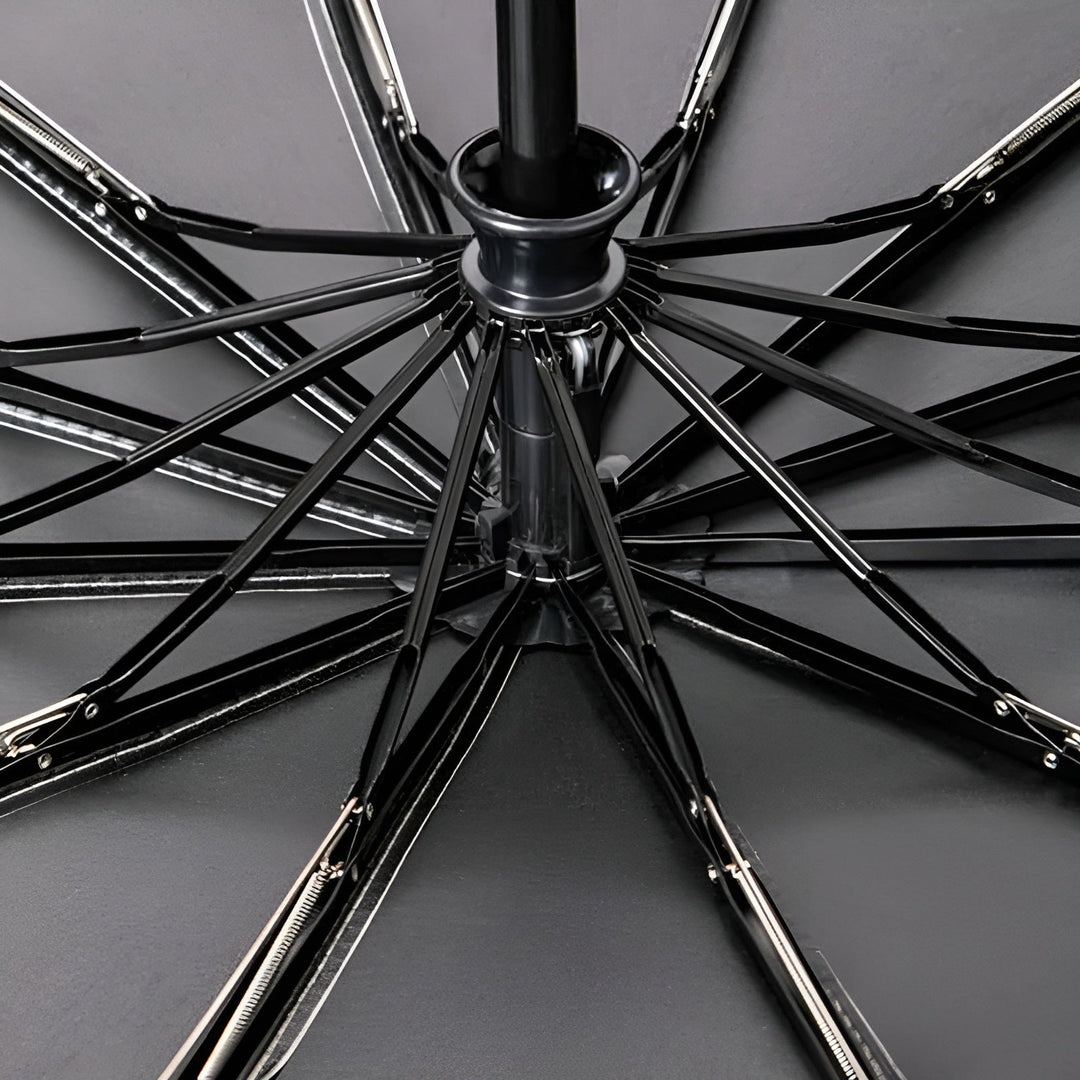 Schwarzer Regenschirm, Nahaufnahme der Streben, stabil, wetterfest, hochwertiges Design.