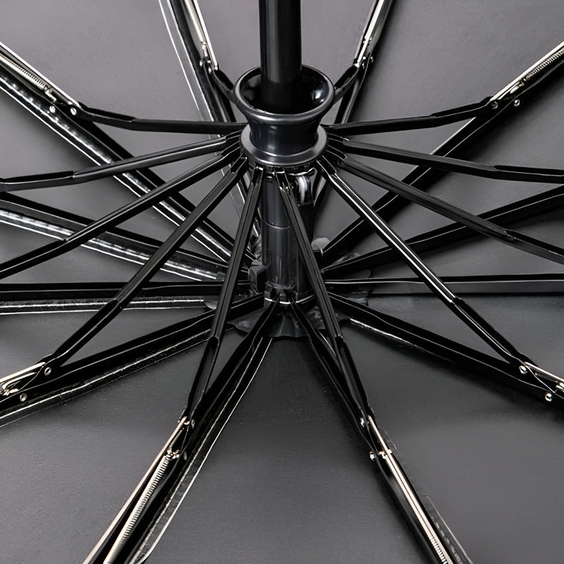 Schwarzer Regenschirm, Nahaufnahme der Streben, stabil, wetterfest, hochwertiges Design.