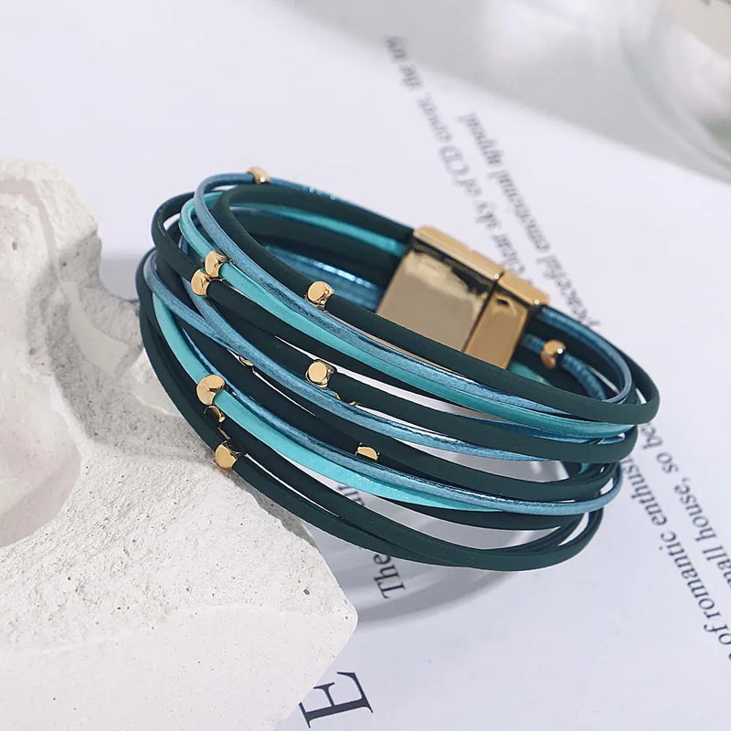 Mehrlagiges Armband aus blauem Leder mit goldenen Akzenten, modisches Schmuckstück.