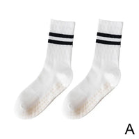 Weiße Sportsocken mit schwarzen Streifen, rutschfest, atmungsaktiv, Unisex.
