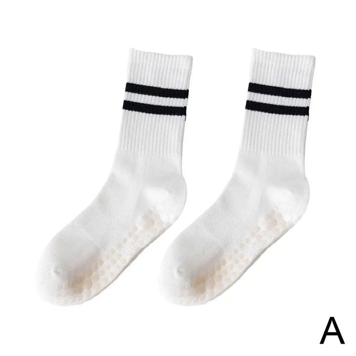 Weiße Sportsocken mit schwarzen Streifen, rutschfest, atmungsaktiv, Unisex.