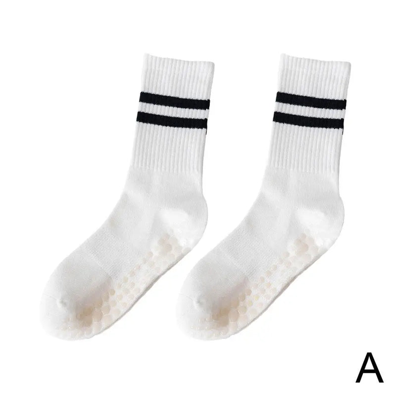 Weiße Sportsocken mit schwarzen Streifen, rutschfest, atmungsaktiv, Unisex.