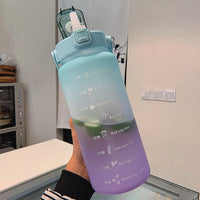 Transparente Wasserflasche mit Zeitmarkierungen, blau-lila Farbverlauf, 2 Liter, BPA-frei.